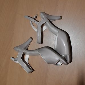 Aerosoles comfy pumps with heel rest feature